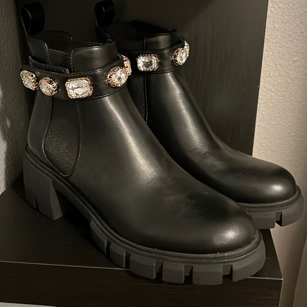 Madden Girl Honeyy Women’s Chelsea Boots